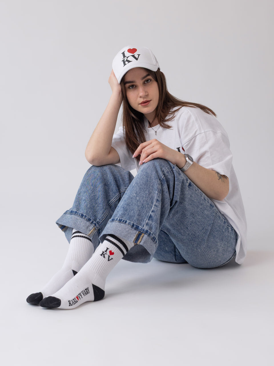 Bílá kšiltovka „I ❤️ KV“ | Značkový merch Karlovy Vary