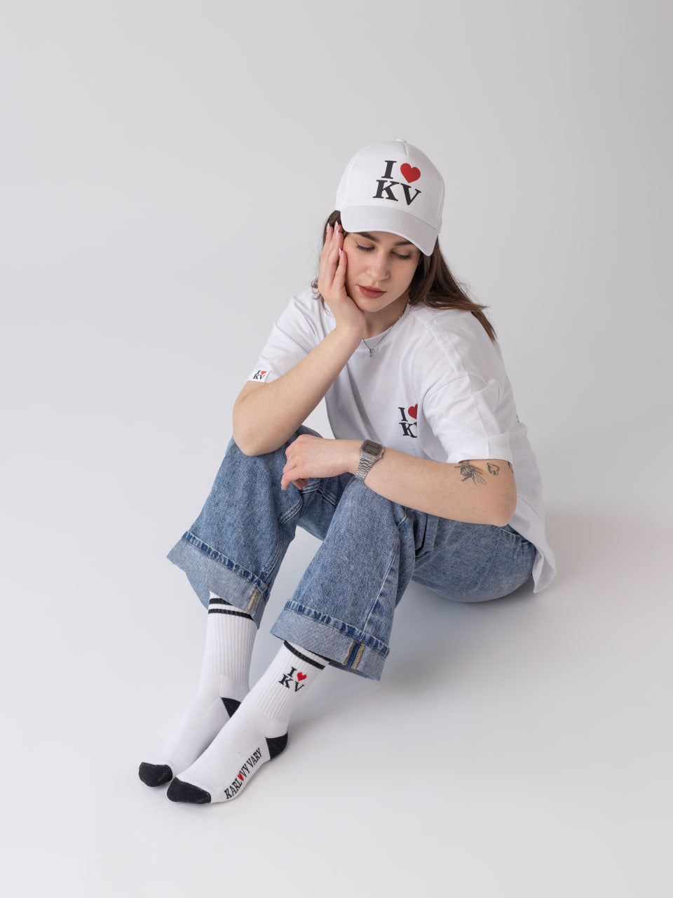 Bílá kšiltovka „I ❤️ KV“ | Značkový merch Karlovy Vary