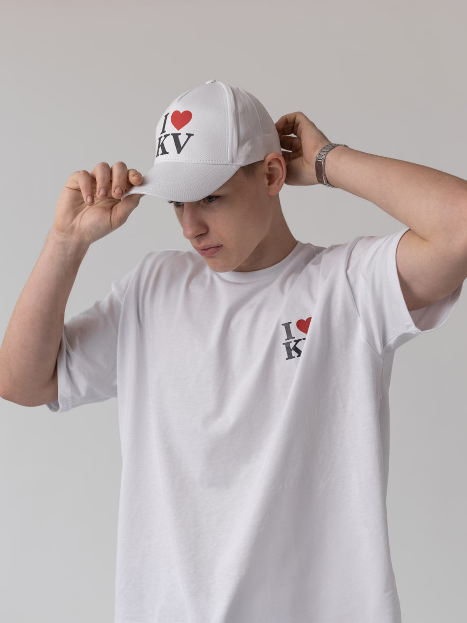 Bílá kšiltovka „I ❤️ KV“ | Značkový merch Karlovy Vary